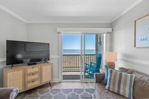 Et tv og/eller underholdning på Chateau By the Sea Breezy Oceanfront Unit G2