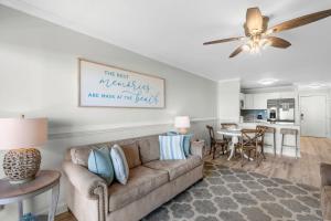 Et opholdsområde på Chateau By the Sea Breezy Oceanfront Unit G2 + 29 billeder