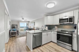Dapur atau dapur kecil di Chateau By the Sea Breezy Oceanfront Unit G2