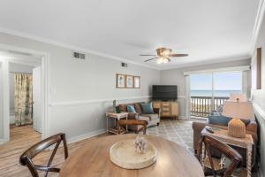 Televisyen dan/atau pusat hiburan di Chateau By the Sea Breezy Oceanfront Unit G2
