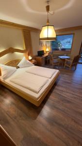 Łóżko lub łóżka w pokoju w obiekcie Hotel Alpenrose