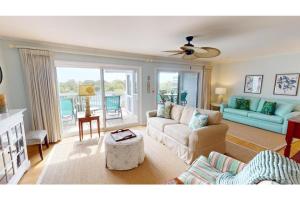 Posezení v ubytování 2 BR Condo in Inlet Point Stunning Views + 22 fotografií