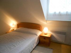 - une chambre avec un lit, une fenêtre et 2 lampes dans l'établissement Résidence Pic De Lia - Appartement 6 personnes au centre du village MAE-6164, à Cadeilhan-Trachère