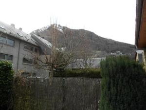 - une vue sur une maison avec une montagne en arrière-plan dans l'établissement Résidence Pic De Lia - Appartement 6 personnes au centre du village MAE-6164, à Cadeilhan-Trachère 1 autre photo