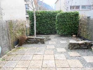 un jardin avec un arbre et une clôture dans l'établissement Résidence Pic De Lia - Appartement 6 personnes au centre du village MAE-6164, à Cadeilhan-Trachère