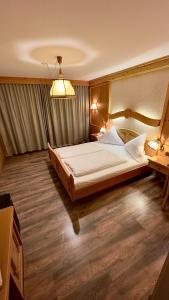 Łóżko lub łóżka w pokoju w obiekcie Hotel Alpenrose
