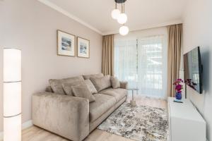 Televiisor ja/või meelelahutuskeskus majutusasutuses Apart111 Apartamenty Kasprowicza 20c BASEN W CENIE