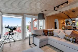Setusvæði á 3BR Spacious Cottage with Geothermal HotTub & Stunning View
