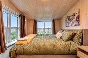 Rúm í herbergi á 3BR Spacious Cottage with Geothermal HotTub & Stunning View