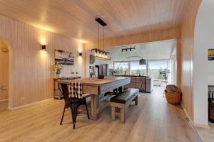 Eldhús eða eldhúskrókur á 3BR Spacious Cottage with Geothermal HotTub & Stunning View