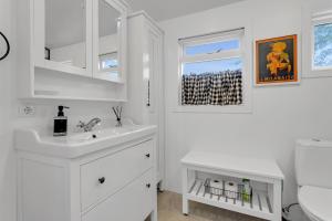 Baðherbergi á 3BR Spacious Cottage with Geothermal HotTub & Stunning View