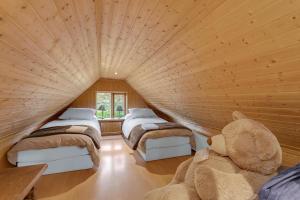 Rúm í herbergi á 3BR Spacious Cottage with Geothermal HotTub & Stunning View