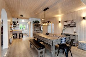 Mynd úr myndasafni af 3BR Spacious Cottage with Geothermal HotTub & Stunning View í Laugarási