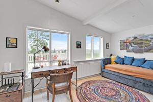 Setusvæði á 3BR Spacious Cottage with Geothermal HotTub & Stunning View