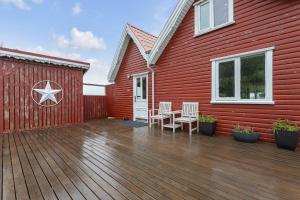 Byggingin sem sumarhúsið er í