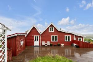 Byggingin sem sumarhúsið er í