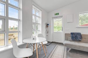 Setusvæði á 3BR Spacious Cottage with Geothermal HotTub & Stunning View