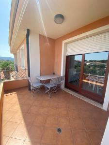 un balcone con tavolo e sedie di Casa di Elisa - holiday home ad Alghero