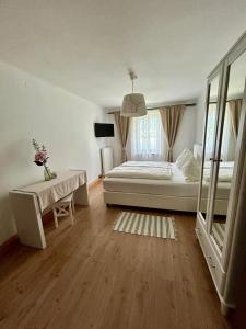 Cama o camas de una habitación en Strandhotel Prinz