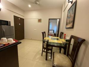 Una cocina y un comedor con mesa y sillas. en 2 Bedroom Apartment in DHA, en Karachi 3 fotos más