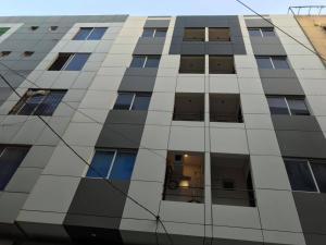una vista exterior de un edificio con ventanas en 2 Bedroom Apartment in DHA, en Karachi