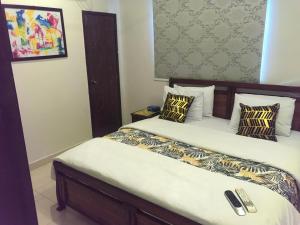 Un dormitorio con una cama grande con almohadas. en 2 Bedroom Apartment in DHA, en Karachi