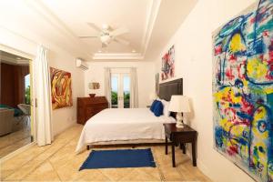 une chambre avec un lit et un tableau au mur dans l'établissement Amazing Ocean Front Condo In Langosta, à Tamarindo 26 autres photos