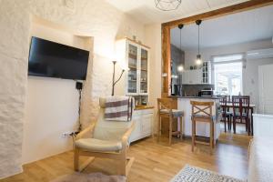 a living room with a kitchen and a dining room at Vintage Four terrassiga korter in Haapsalu