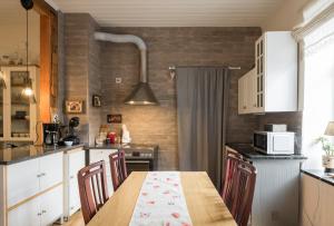a kitchen with a table and chairs and a microwave at Vintage Four terrassiga korter in Haapsalu