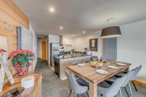 Kuchyňa alebo kuchynka v ubytovaní Résidence Palafour - Appartements «Palafour Lodges» MAE-0174