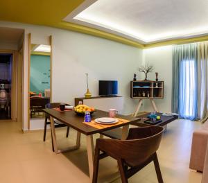 TV a/nebo společenská místnost v ubytování Ionion Beach Apartment Hotel & Spa