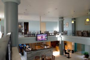 a lobby with a television in a building at Hotel Real de La Barca in La Barca