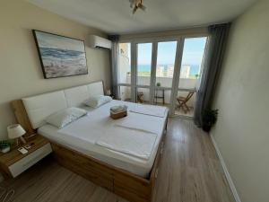 Postel nebo postele na pokoji v ubytování Апартамент Панорама Лазур