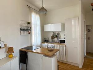 Kuchyň nebo kuchyňský kout v ubytování T2 vue mer Toulon plage Mourillon