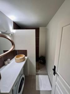 ein Badezimmer mit Waschbecken und Waschmaschine in der Unterkunft Vista in Roquebrune-sur-Argens