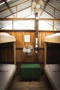 Letto o letti in una camera di Flutterby House Hostel