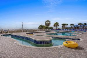 Bazén v ubytování Baywatch Resort Oceanfront Unit 1004 nebo v jeho okolí