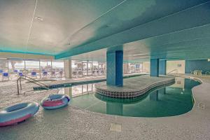 Bazén v ubytování Baywatch Resort Oceanfront Unit 1004 nebo v jeho okolí