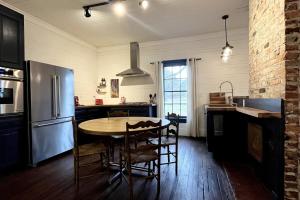 ダーラムにあるRenovated Mill House In Historic Golden Beltのテーブルと椅子と冷蔵庫のあるキッチン