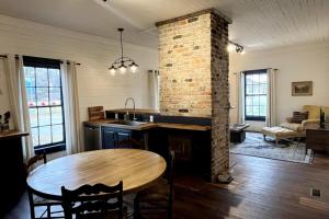 ダーラムにあるRenovated Mill House In Historic Golden Beltのレンガの壁、木製テーブル付きのキッチン +9枚の写真