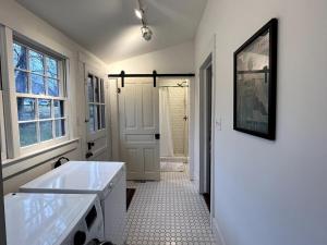 ダーラムにあるRenovated Mill House In Historic Golden Beltの洗面台と鏡のある白いバスルーム