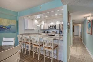 Η κουζίνα ή μικρή κουζίνα στο Sea Marsh II Oceanfront Unit 504