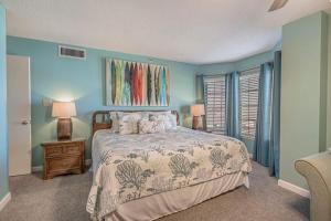 Ένα ή περισσότερα κρεβάτια σε δωμάτιο στο Sea Marsh II Oceanfront Unit 504 +36 φωτογραφίες