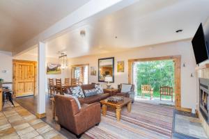 Μια τηλεόραση ή/και κέντρο ψυχαγωγίας στο Bright 1BR Condo - Walk to Gondola!