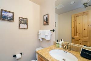 Ένα μπάνιο στο Bright 1BR Condo - Walk to Gondola! +11 φωτογραφίες