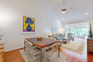 Posezení v ubytování Grande at Canal Pointe --- 20091 Kennet Ln Unit 3Z