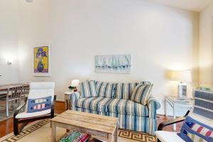 Posezení v ubytování Grande at Canal Pointe --- 20091 Kennet Ln Unit 3Z