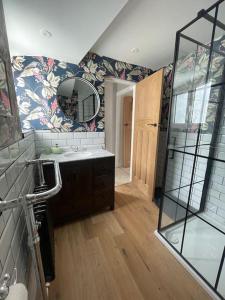 a bathroom with a sink and a mirror at Rondor Cottage in Bridgnorth