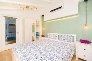 Ένα ή περισσότερα κρεβάτια σε δωμάτιο στο Kalkan Merkezde Havuzlu Apart