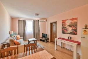 Posezení v ubytování Two bedroom on a budget at Briz area